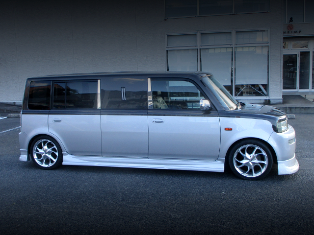 Side exterior of NPC30 TOYOTA bB Limousine.