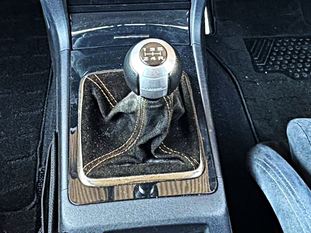 5-SPEED MANUAL SHIFT KNOB.