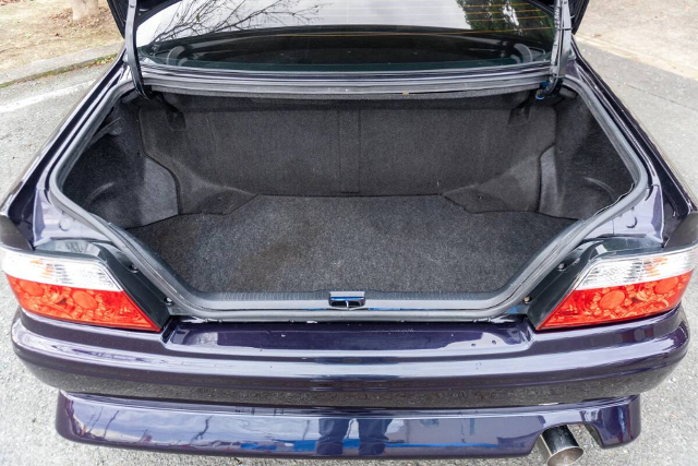 Trunk space of JZX100 CHASER TOURER-V.