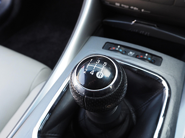 5-SPEED MANUAL SHIFT KNOB.