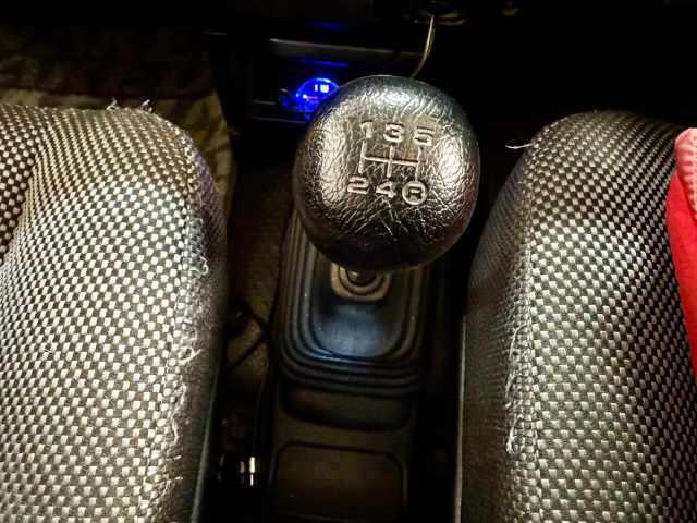 5-Speed manual shift knob.