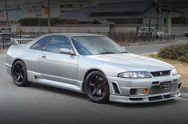 Front exterior of R33 SKYLINE GT-R.