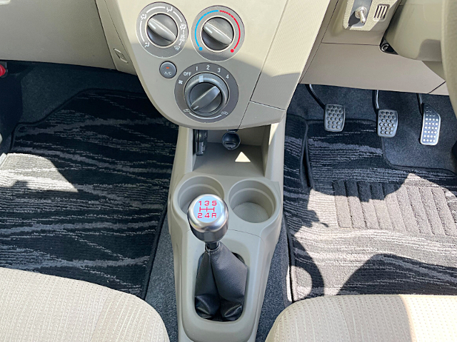 5-Speed manual shift knob.