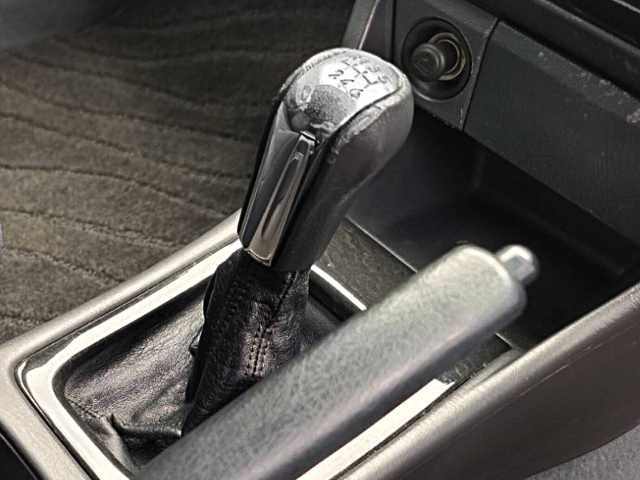 6-SPEED MANUAL SHIFT KNOB.