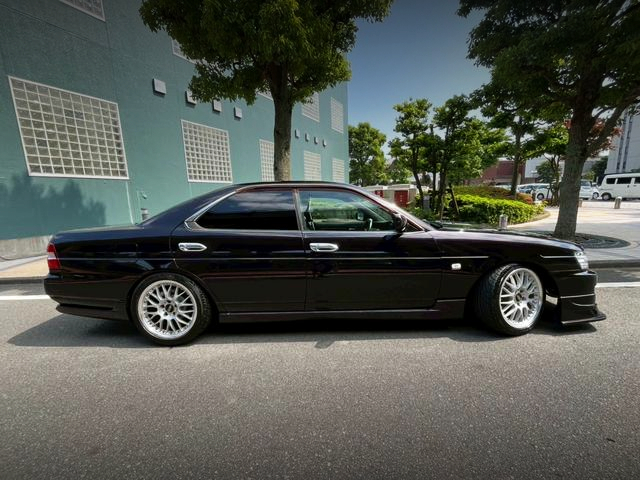 Right-side exterior of C35 NISSAN LAUREL.
