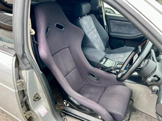 Driver side Bucket seat of C35 LAUREL 25 CLUB S TYPE X.