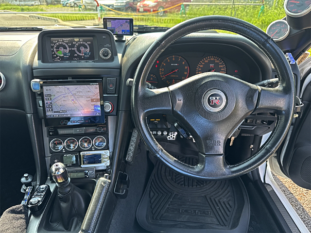 Dashboard and GT-R steering wheel of Z-TUNE GT-R WIDEBODY ER34 SKYLINE 2-DOOR 25GT TURBO.