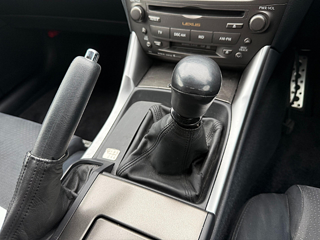6-speed manual shift knob.