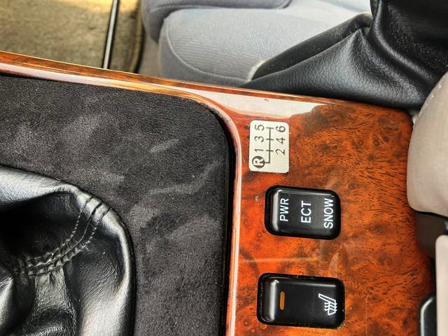 6-Speed manual shift pattern.