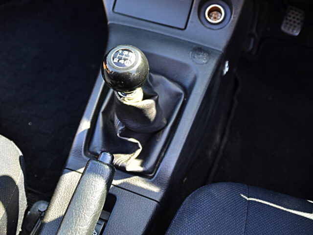 5-Speed manual shift knob.