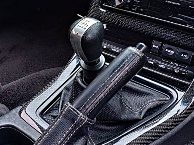 6-speed manual shift knob.