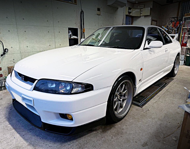 Front exterior of R33 SKYLINE GT-R.