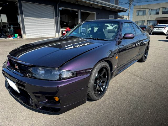 Front exterior of R33 SKYLINE GT-R.