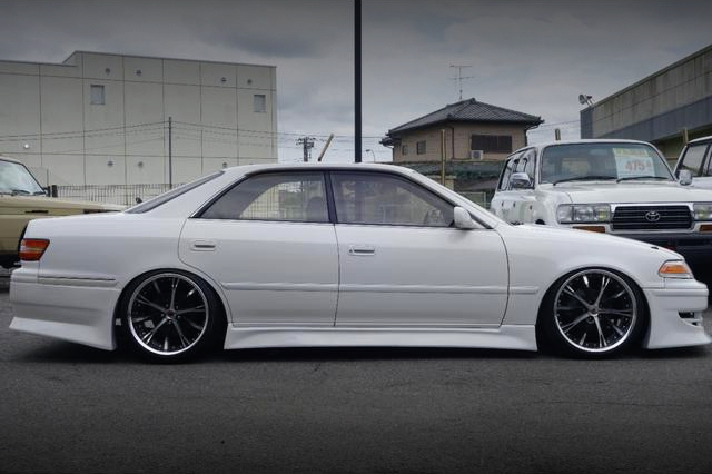 Side exterior of 8th Gen TOYOTA MARK 2.