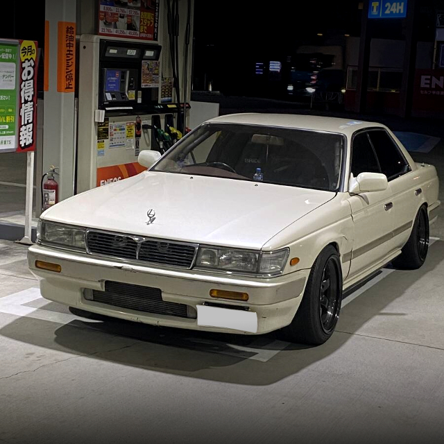 Front exterior of C33 NISSAN LAUREL.