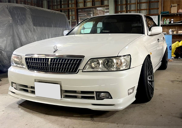 Front exterior of C35 NISSAN LAUREL.