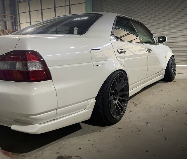 Rear-side exterior of C35 NISSAN LAUREL.