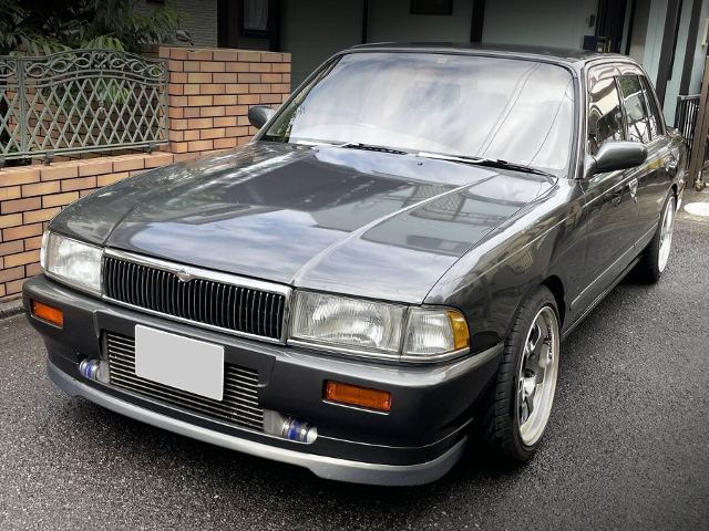 Front exterior of HK30 NISSAN CREW.