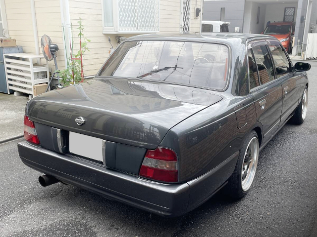 Rear exterior of HK30 NISSAN CREW.