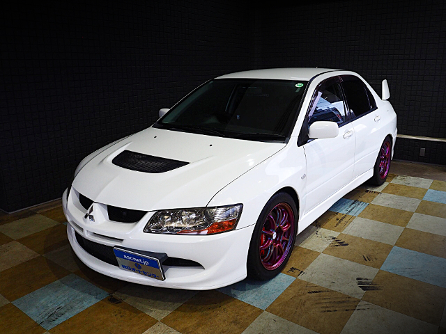 Front exterior of LANCER EVOLUTION 8 GSR.