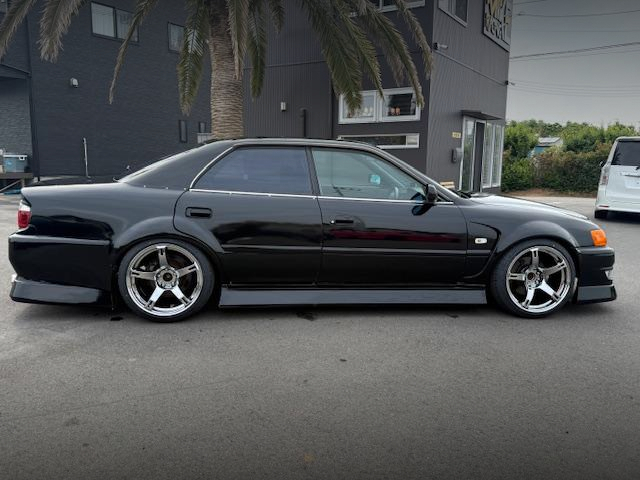 Right-side exterior of JZX100 CHASER TOURER-V.