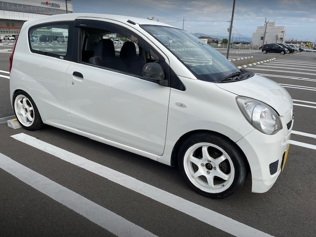 Front exterior of L275V DAIHATSU MIRA VAN.
