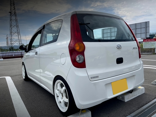 Rear exterior of L275V DAIHATSU MIRA VAN.