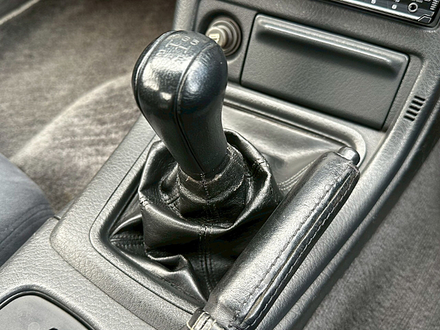 5-Speed manual shift knob.
