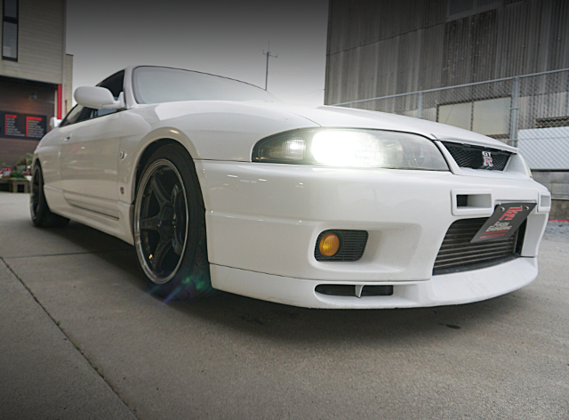 Front exterior of R33 SKYLINE GT-R V-SPEC.