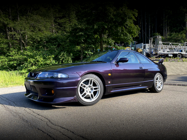 Front exterior of R33 SKYLINE GT-R V-SPEC.