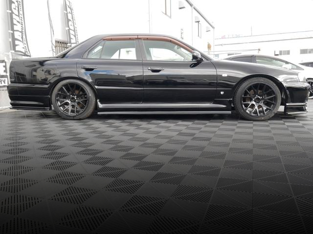Side exterior of R34 SKYLINE 4-DOOR.