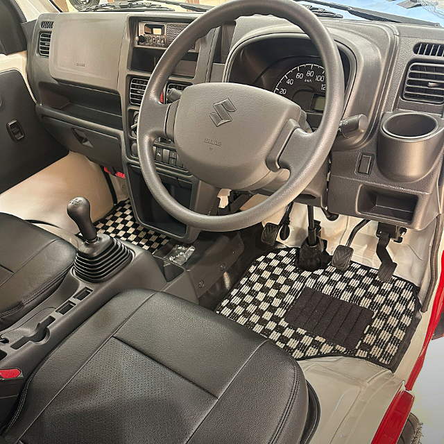 Interior of DA16T SUZUKI CARRY KC AC PS 3-WAY OPEN.