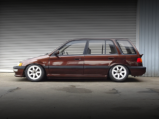Side exterior of EF5 CIVIC SHUTTLE BEAGLE.