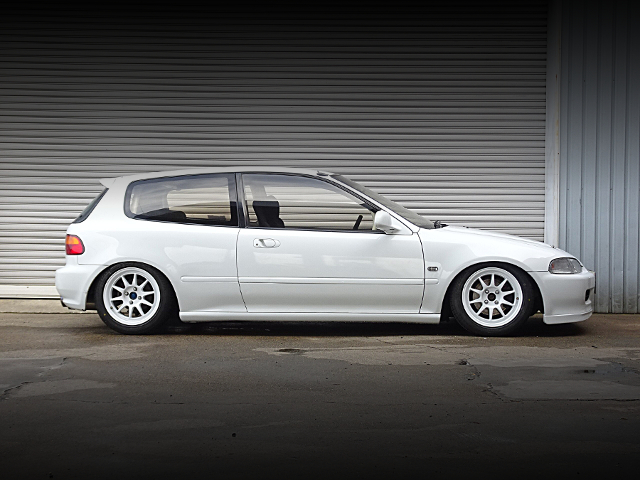 Side exterior of EG6 HONDA CIVIC SiR 2.