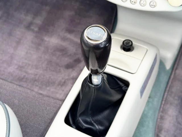 Manual shift knob of NISSAN FIGARO.