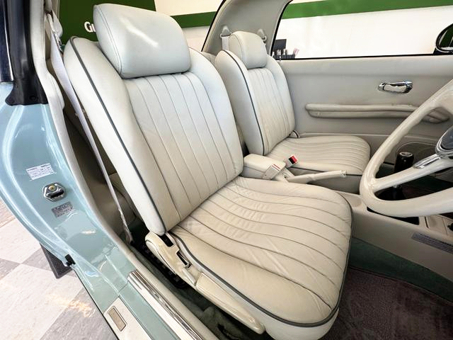 Seats of NISSAN FIGARO.