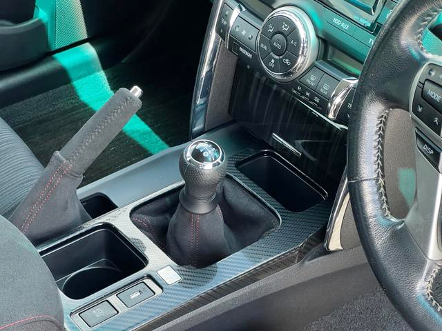 Manual shift knob and Emergency Brake.