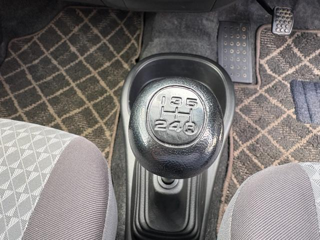 5-Speed manual shift knob.