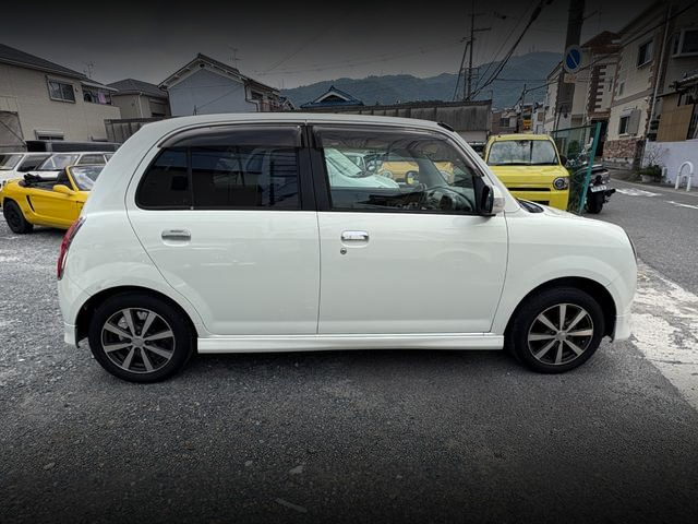 Side exterior of 2nd Gen L650S DAIHATSU MIRA GINO.