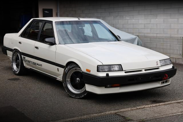 Front exterior of R30 SKYLINE 4-DOOR.