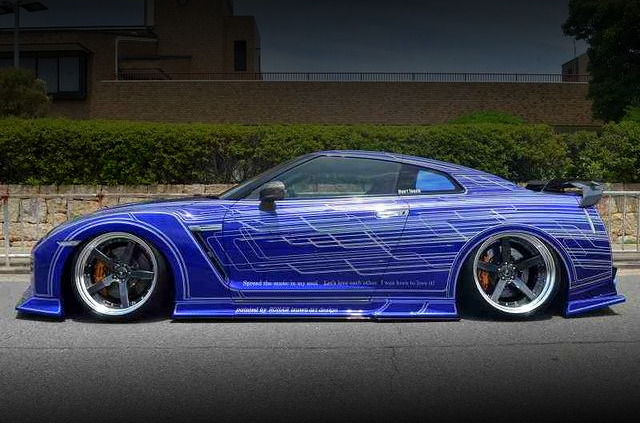 Side exterior of KUHL RACING DEMO CAR R35 NISSAN GT-R PREMIUM EDITION.