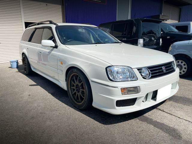 Front exterior of WGNC34 NISSAN STAGEA 25X FOUR.