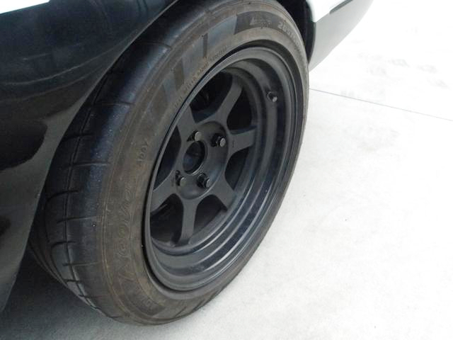 TE37 Rim of Black Color.