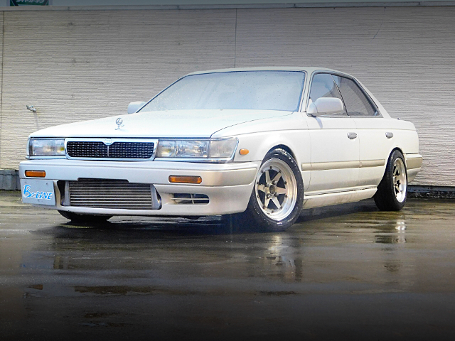 Front exterior of C33 NISSAN LAUREL.