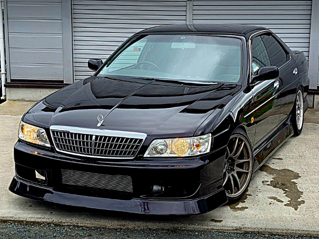 Front exterior of C35 NISSAN LAUREL.