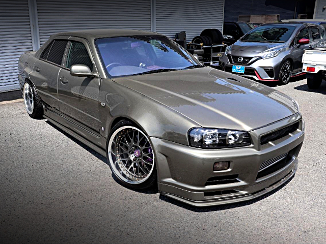 Front exterior of ER34 SKYLINE 4-DOOR 25GT-X TURBO.