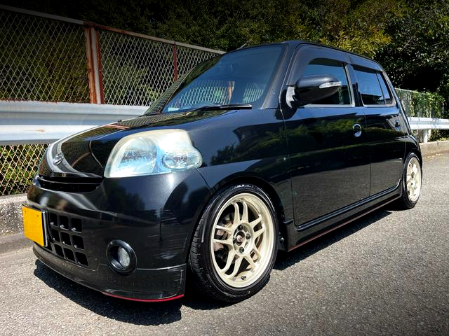 Front exterior of DAIHATSU ESSE CUSTOM.