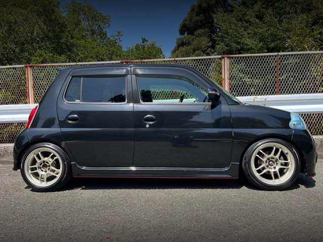 Right side exterior of DAIHATSU ESSE CUSTOM.