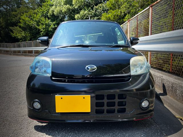 Headlight of DAIHATSU ESSE CUSTOM.