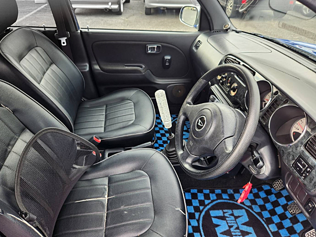 Driver side interior of L700S DAIHATSU MIRA GINO.